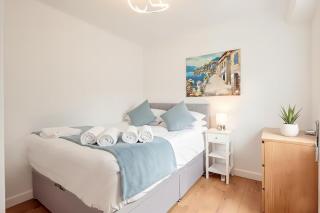 Luxury 4 bed City House - 1 min from river - Parking - Sleeps 10 - 1