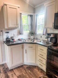 Peaceful and Spacious Tiny House Amazing for a Romantic Escape in Royal, Arkansas - 9