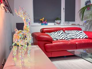 Modern 3-Bed Designer Home with Private Cinema - 4