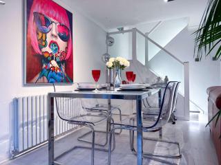 Modern 3-Bed Designer Home with Private Cinema - Birmingham - 8