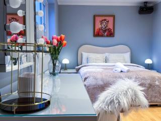 Modern 3-Bed Designer Home with Private Cinema - 3