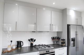 "The Cromwell" I Contractor's Haven Borehamwood I 3 - 6 Beds I Free Parking, Netflix & Sky Sports - 2