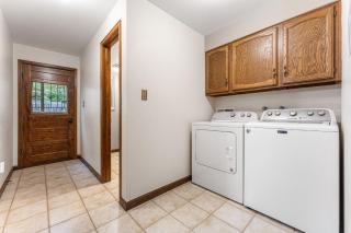 Steps to Lake Mcintosh, Basement 1BR - 3