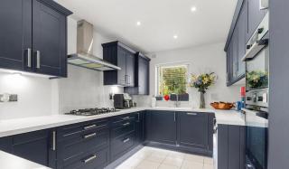 Spacious 4 Bed house Perfect for Contractors-Relocators - 9