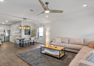 Modern, Spacious Home 4BR Near Airport & Tesla - 2