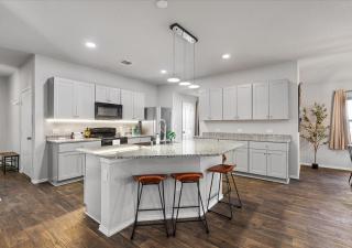 Modern, Spacious Home 4BR Near Airport & Tesla - 6