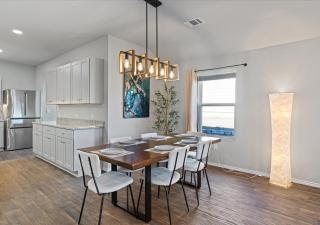 Modern, Spacious Home 4BR Near Airport & Tesla - 3