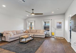 Modern, Spacious Home 4BR Near Airport & Tesla - 1