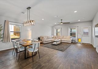 Modern, Spacious Home 4BR Near Airport & Tesla - 0