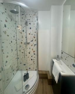 3 Bedroom Apartment In City Centre - 2