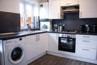 Wembley Spacious 6-Bed Stay - 7