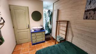 L'Escale - private bed, shower room & kitchen - 7