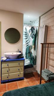 L'Escale - private bed, shower room & kitchen - 9