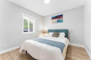 Lovely Coach House in Langley with Queen Beds Pkg - 9