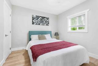 Lovely Coach House in Langley with Queen Beds Pkg - 8