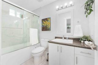 Lovely Coach House in Langley with Queen Beds Pkg - 2