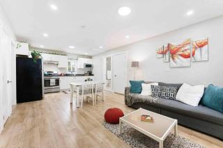 Lovely Coach House in Langley with Queen Beds Pkg - 1