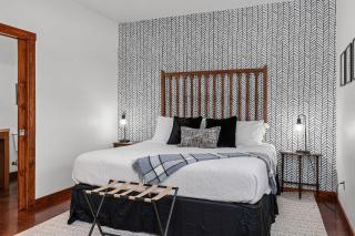 Meadows Farmhouse - Hot Tub & 5 mins to Main - 7