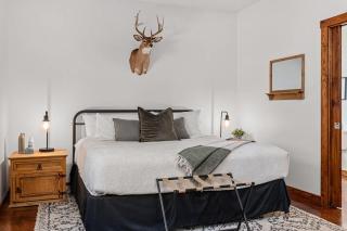 Meadows Farmhouse & Cottage - Hot Tub & Fire Pit - 4