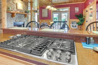 Expansive Mtn-View Ellijay Cabin Private Hot Tub - 6