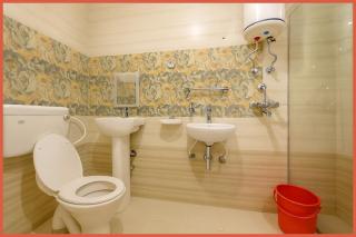 BALCONY ROOMS Hotel PREMIUM RR RESIDENCY Near Jagannath Temple - Sea Beach 5 minute walking distance - Bangali Market- Lift-Parking And Restaurant Facilities -Prime Location - Fully Air Conditioning Luxuary Rooms - Top Rated Hotel In Puri - 2