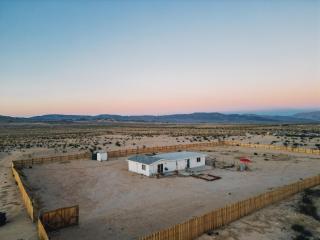 WANDERLUST-Joshua Tree Modern-boho Escape-Stargazing and Fire Pit - 0