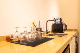 Modern Apt Near Airport with Private Parking - 5