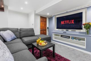 The Snug- Ideal for Work & Leisure Stays - 9