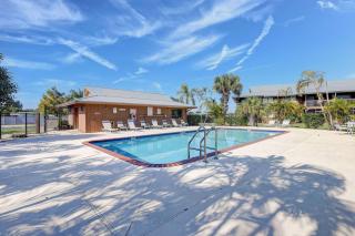 The Gator Escape -Poolside Condo walk to Tiki Bar - 6