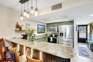 The Gator Escape -Poolside Condo walk to Tiki Bar - 4