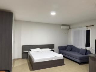 Rooftop Gallery Hostel - 9