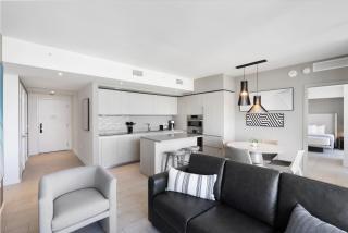 Stylish 3BR Resort Condo with Beach Access, Two Infinity Pools and Private Balcony - 1