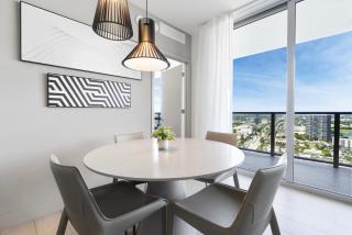 Stylish 3BR Resort Condo with Beach Access, Two Infinity Pools and Private Balcony - Hollywood - 1