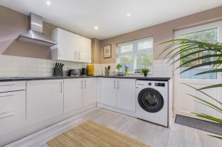 Modern Comfort, Free Parking, Netflix & Disney plus in every Bedroom and Living Room - 7