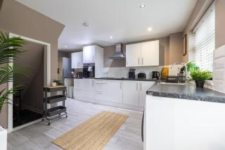 Modern Comfort, Free Parking, Netflix & Disney plus in every Bedroom and Living Room - 8