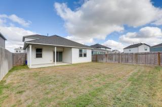 Buda Business-Ready House Office, Home Gym and Yard - 8