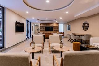 Roma Rooftop Oasis with Pool and Skyline Views - 8