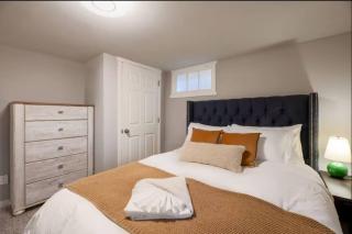 Modern Cozy Bright 2BR Lower Unit w private entry - 2