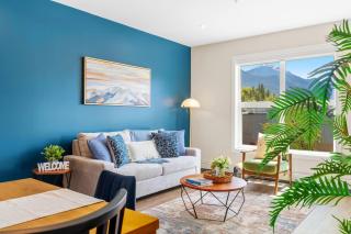 Stylish 2BR Golden Getaway with BBQ and Stunning Views - 7