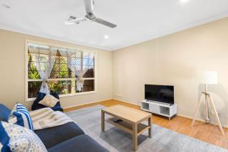 4BR Bayside Retreat w Pool Walk to Waterfront - 3 Carolena - 7