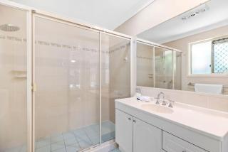 4BR Bayside Retreat w Pool Walk to Waterfront - 3 Carolena - 4