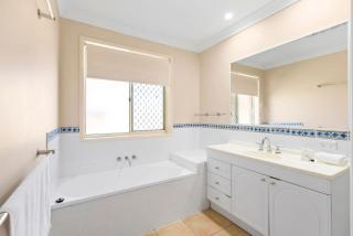 4BR Bayside Retreat w Pool Walk to Waterfront - 3 Carolena - 3