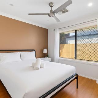 4BR Bayside Retreat w Pool Walk to Waterfront - 3 Carolena - 2