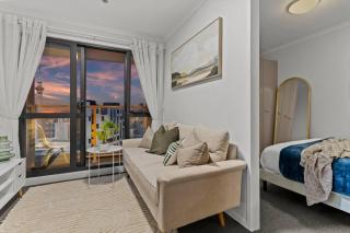 Stunning Panoramic Cityscape Abode near CBD - 4