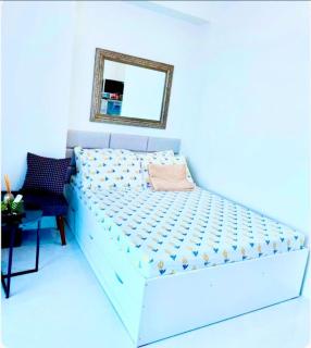 Bright Minimalist Studio with Balcony - 5