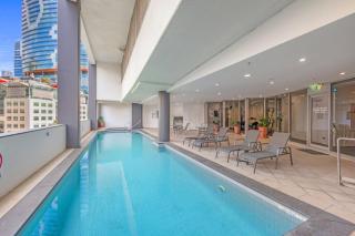 City Lights Escape 2BR near South Bank - 8