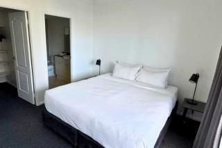 City Lights Escape 2BR near South Bank - 9