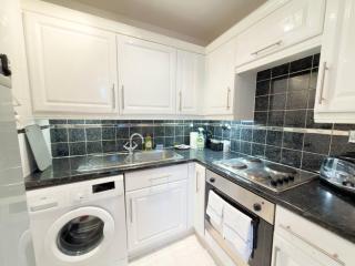 Central Renfrew 1BR Apt - 5