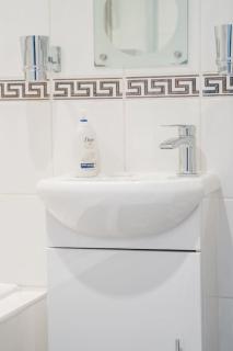 Central Renfrew 1BR Apt - 1