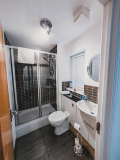 Modern 2-Bed Near Braehead - 8